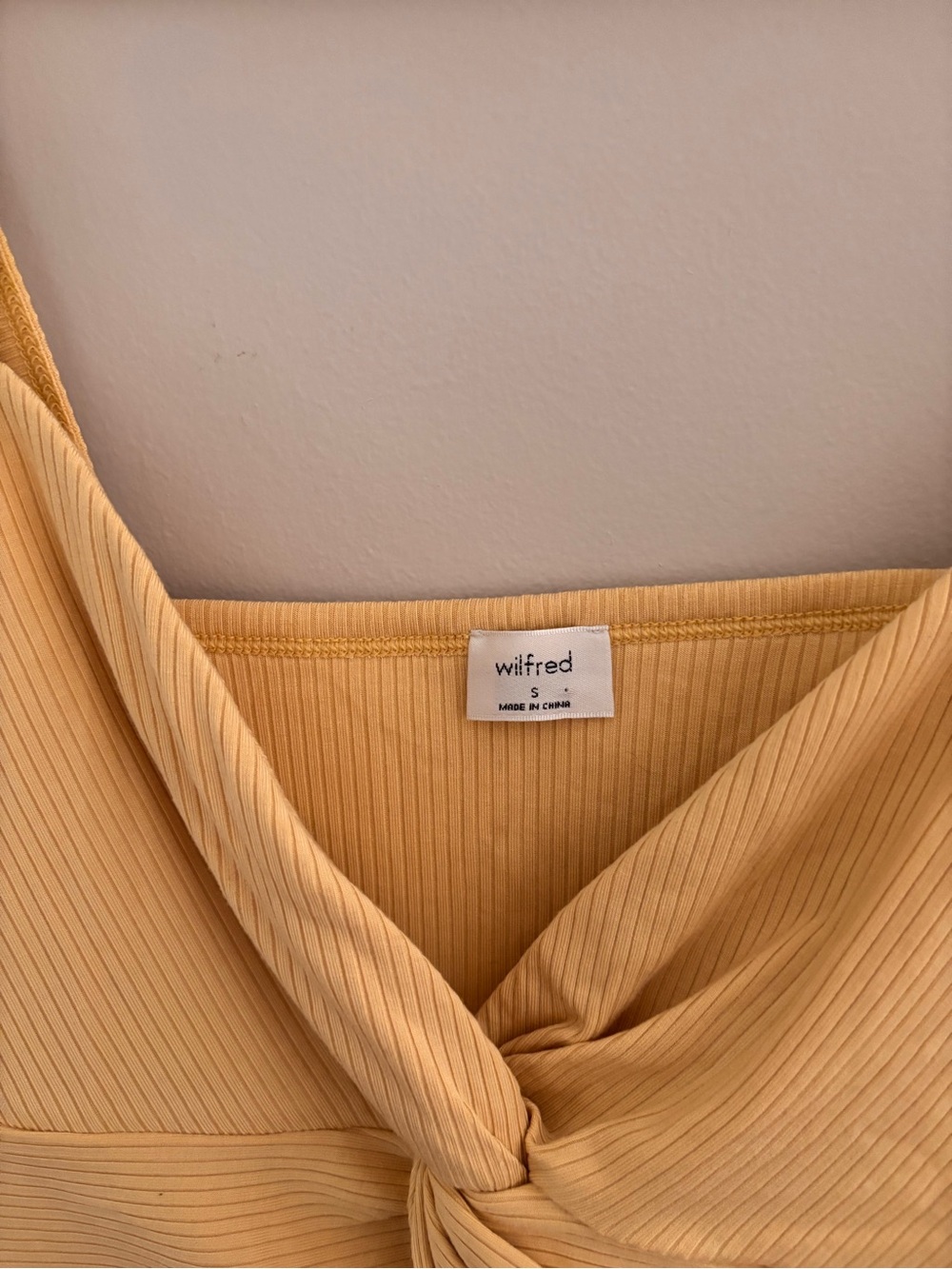 NWT | aritzia Wilfred Twist-Front Ribbed Crop Top in butter yellow - Picture 2 of 4